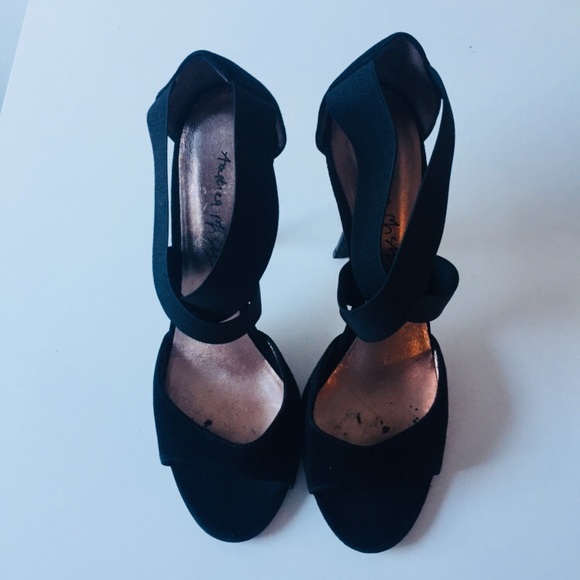 Vero Cucio Heels - Picture 7 of 7